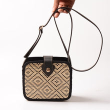 Load image into Gallery viewer, Round Straw Beach Bag